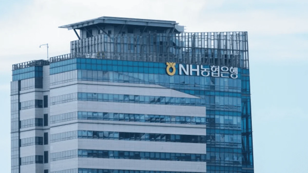 요청하신 기준(H2, 구분선 없음, 완전 재구성)으로 리라이팅 + 영어 슬러그 드립니다: ## “이제 대출이 안 나온다”… 농협까지 막히며 잔금대출 ‘사실상 중단’ 상호금융권 대출 창구가 빠르게 닫히면서 주택 입주를 앞둔 실수요자들의 불안이 커지고 있다. 농협이 신규 집단 잔금대출 접수를 제한하기로 하면서, 사실상 마지막 대출 통로마저 막히는 상황이 벌어졌다. 이미 일부 금융기관들이 대출 취급을 줄인 가운데, 추가적인 제한 조치까지 이어지면서 시장에서는 ‘대출 공백’에 대한 우려가 현실화되는 분위기다. ## 특정 시점 이후 신규 접수 중단… 왜 막았나 이번 조치는 가계부채 관리 강화 흐름 속에서 나온 결정으로 해석된다. 시중은행 규제가 강화되면서 상대적으로 접근이 쉬운 상호금융권으로 수요가 몰렸고, 이에 따른 리스크 관리 필요성이 커졌기 때문이다. 특히 단기간 내 대출 증가 속도가 빠르게 확대되면서 금융당국의 관리 압박이 강화됐고, 이에 따라 신규 취급을 제한하는 방향으로 정책이 움직인 것으로 보인다. ## 풍선효과 현실화… 상호금융으로 쏠린 자금 최근 금융 흐름을 보면 은행권에서 막힌 대출 수요가 다른 금융권으로 이동하는 현상이 뚜렷하게 나타났다. 이 과정에서 상호금융권의 대출 규모가 빠르게 늘어나며 건전성 우려가 제기됐고, 결국 추가 공급을 제한하는 방향으로 이어졌다. 시장에서는 이를 ‘풍선효과의 전형적인 사례’로 보고 있다. ## 가장 큰 타격은 입주 예정자 문제는 잔금대출이 단순한 투자 자금이 아니라 실제 입주와 직결된다는 점이다. 자금 조달이 막히면 계약 유지 자체가 어려워질 수 있다. 이로 인해 일부 수요자들은 입주 지연이나 계약 해지까지 고민해야 하는 상황에 놓일 수 있다. 특히 금융 접근성이 낮은 계층일수록 영향이 더 크게 나타날 가능성이 있다. ## 대안 부족… 비제도권 이동 우려 제도권 금융에서 자금 조달이 어려워질 경우, 일부 수요가 고금리 시장으로 이동할 가능성도 제기된다. 이 경우 금융 비용이 급격히 증가하면서 가계 부담이 커질 수 있으며, 이는 장기적으로 금융 안정성에도 영향을 줄 수 있는 요소다. ## 대응 전략… 시간과 선택지가 핵심 현재 상황에서 중요한 것은 가능한 대출 창구를 빠르게 확인하는 것이다. 기존 금융기관 외에도 정책금융 상품이나 다른 금융권의 조건을 비교해볼 필요가 있다. 또한 단기 자금 확보 방안과 중장기 상환 계획을 동시에 점검해야 한다. 불확실성이 높은 시기일수록 보수적인 자금 운용 전략이 요구된다. ## 결론: ‘대출 환경 변화’에 대한 현실적인 대응 필요 이번 조치는 단기적인 이벤트가 아니라 금융 환경 변화의 신호로 볼 수 있다. 앞으로도 대출 접근성은 이전보다 더 제한적인 방향으로 움직일 가능성이 크다. 따라서 단순히 한 번의 기회를 기다리기보다, 다양한 시나리오를 고려한 자금 계획이 필요하다. 주택 시장 참여자라면 정책 변화에 대한 지속적인 점검이 필수적인 시점이다. ## 영어 슬러그 nh-bank-loan-freeze-final-payment-mortgage-crisis_thumb